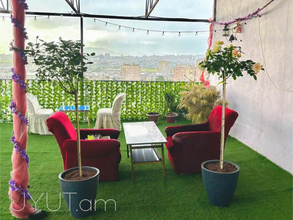 Վաճառվում է 4 սենյականոց բնակարան  Եղիշե Թադևոսյան փողոցում։