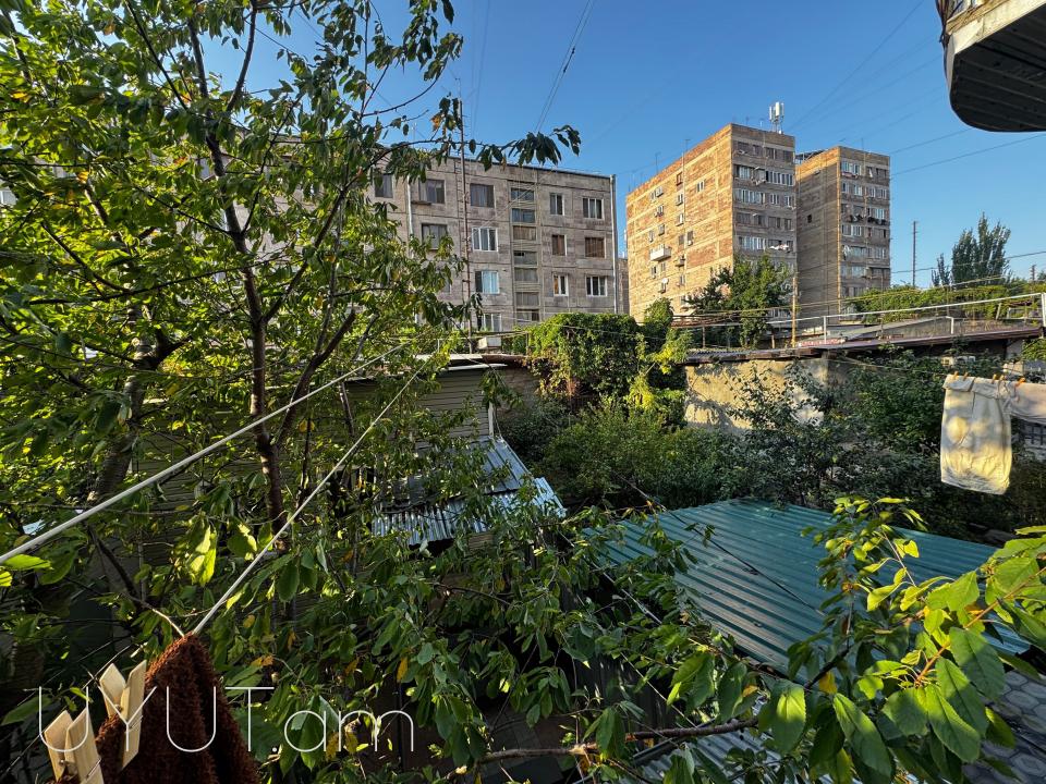 Վաճառվում է 2 սենյականոց բնակարան, քարե շենքում , Օհանով փողոցում