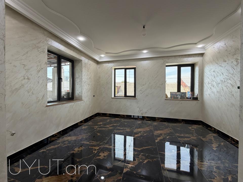 Արամուս գյուղի լավագույն հատվածում վաճառվում է ընդարձակ երկհարկանի առանձնատուն