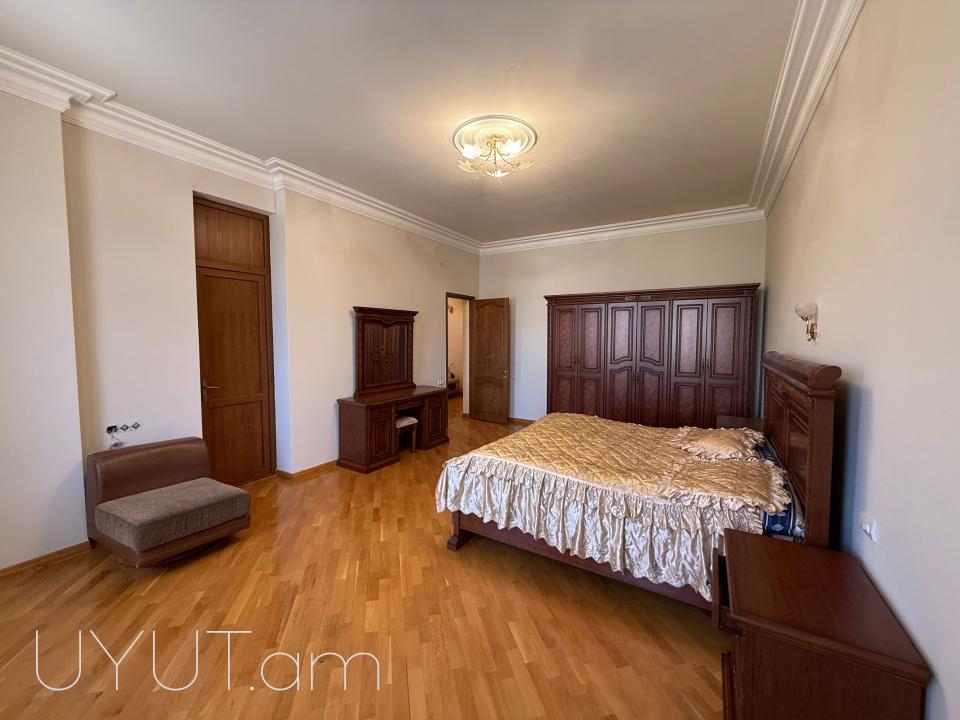 Վարձով է տրվում 5 սենյականոց առանձնատուն Էրեբունիում` Դավիթ Բեկ փողոցում 