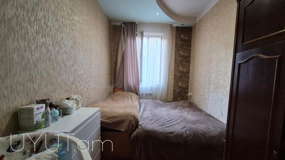 Երևան մոլի հարևանությամբ  վաճառվում է 4 սենյականոց սեփական տուն  