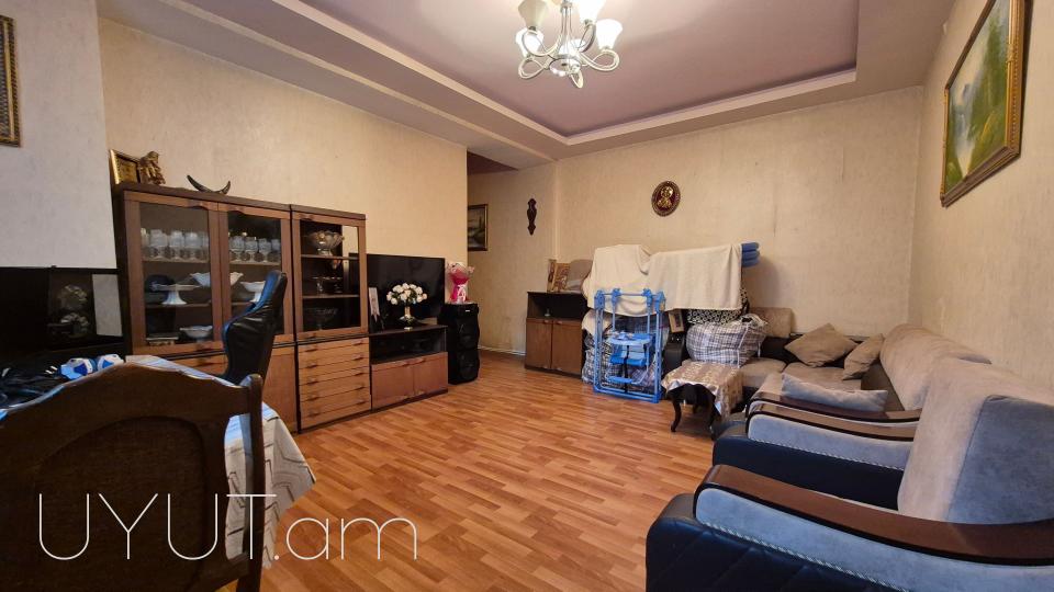 Երևան մոլի հարևանությամբ  վաճառվում է 4 սենյականոց սեփական տուն  