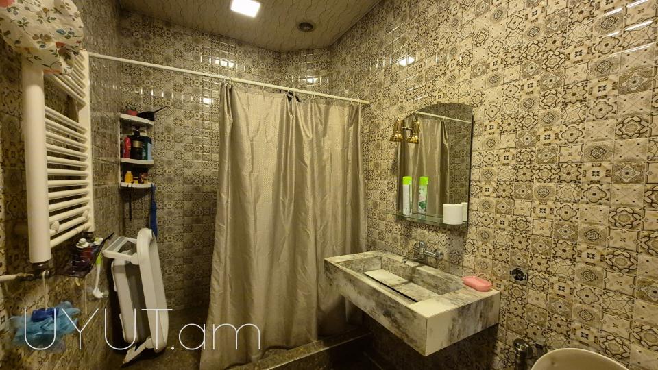 Երևան մոլի հարևանությամբ  վաճառվում է 4 սենյականոց սեփական տուն  