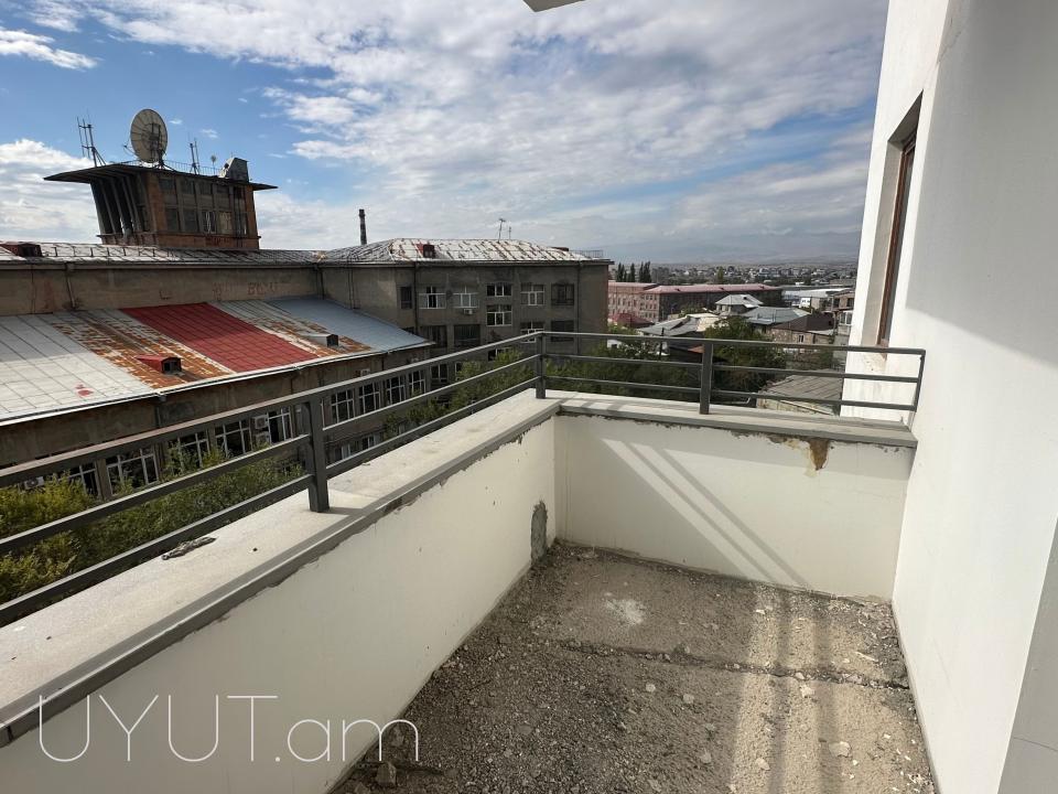 Վաճառվում է 3 սենյականոց բնակարան Զեյթունում` Պարույր Սևակ փողոցում, նորակառույց  շենքում