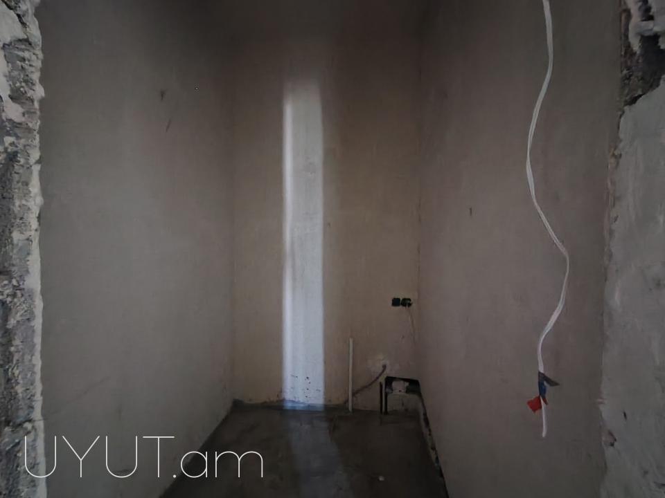 Վաճառվում է 3 սենյականոց բնակարան Աճառյան փողոցում, նորակառույց շենքում
