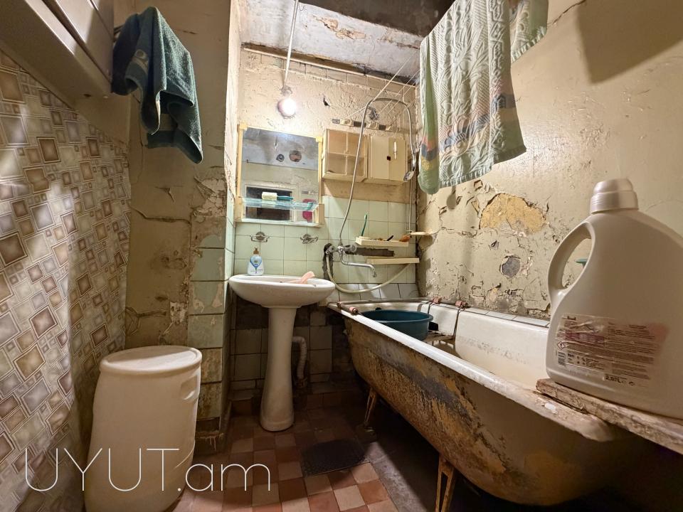 Շիրազի փողոցում, Զովք սուպերմարկետի հարևանությամբ շտապ վաճառվում է ներդրումային գույք