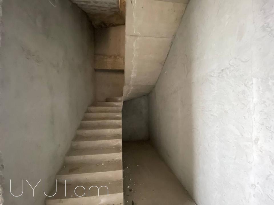 Վաճառվում է եռահարկ նորակառույց թաունհաուս Ավանում՝ Դուրյան թաղամասում
