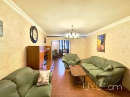 Կենտրոնում ` Գ. Լուսավորչի փողոցում, քարե շենքում, վաճառվում է 2 սենյականոց բնակարան