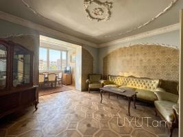 Մոնումենտի լավագույն հատվածներից մեկում, քարե շենքում վաճառվում է ընդարձակ 3 սենյականոց բնակարան