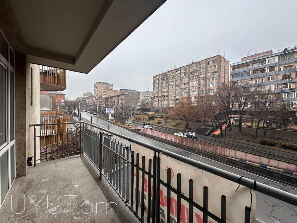 Նորակառույց շենք Բաղրամյան պողոտա