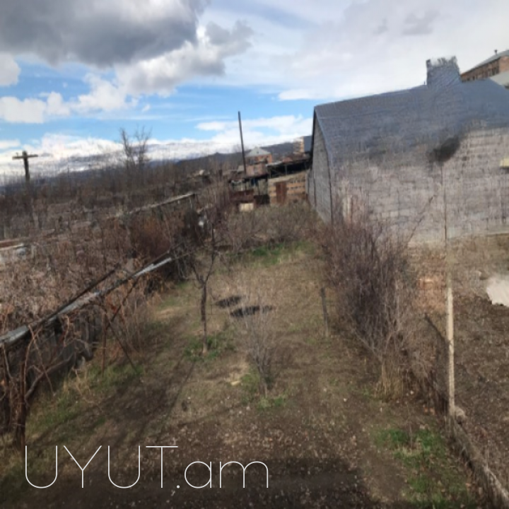 Վաճառվում է եկհարկանի,6-սենյականոց քարե տուն Արմավիրի մարզի գյուղ Շահումյանում