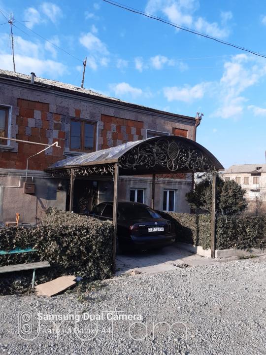 Դարբին, դարբնի գործեր, դարբնագործական նավեսներ, երկաթե դռներ, բազրիքներ,դարբնոց