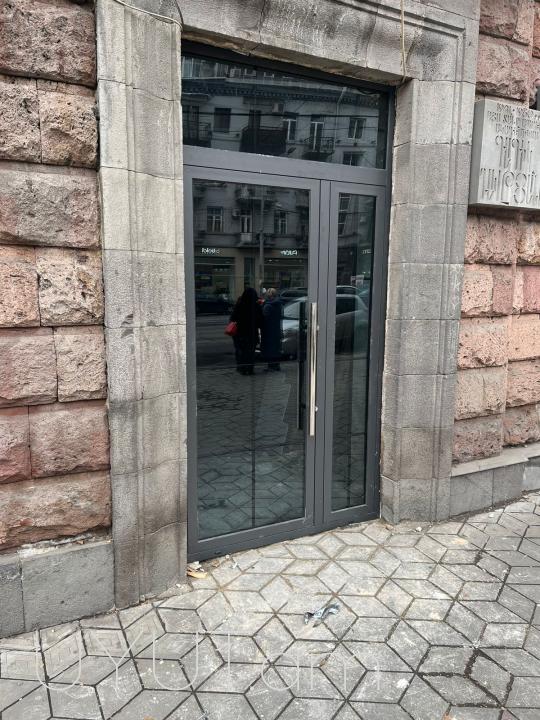 Սեւ պատուհաններ, ֆրանսիական պատուհաններ, ապակե սլայդ դռներ, ձայնամեկուսիչ պատուհաններ, ապակիների տեղադրում